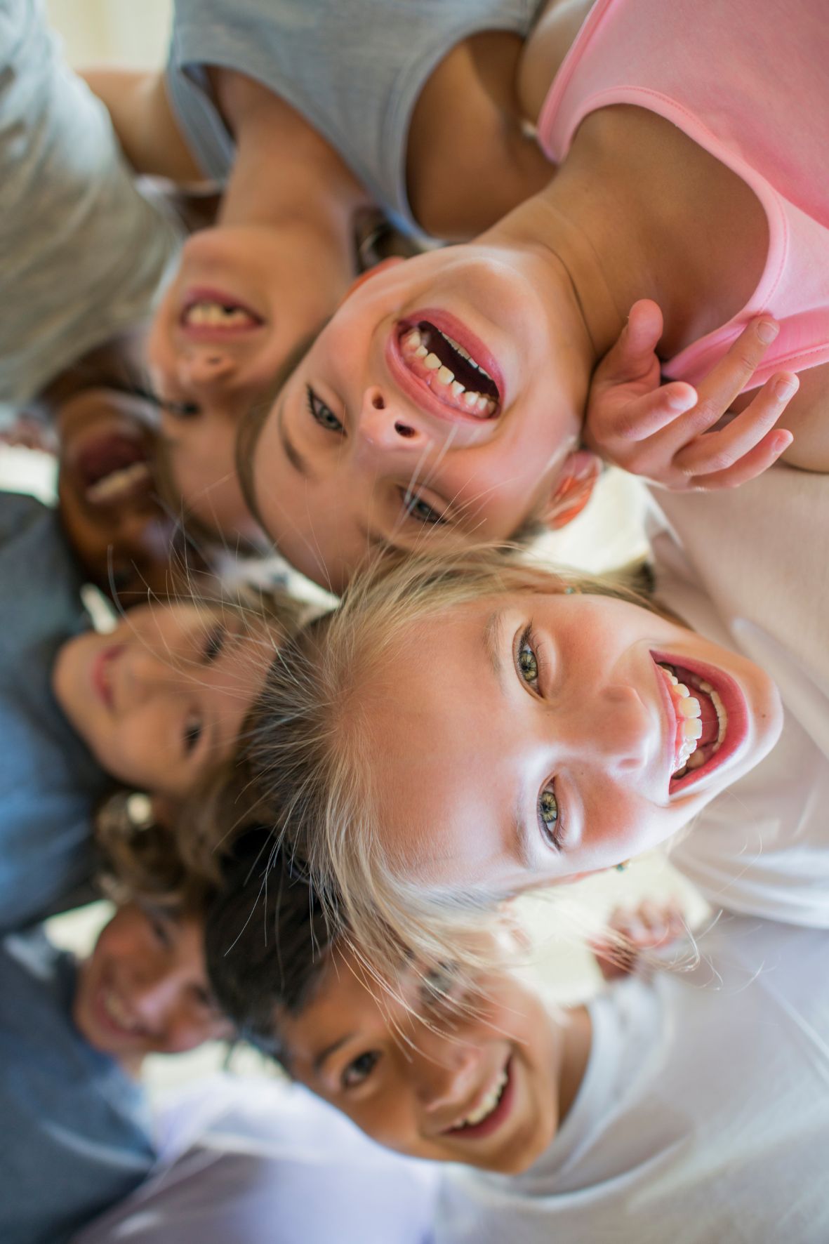 Kinder von unten fotografiert